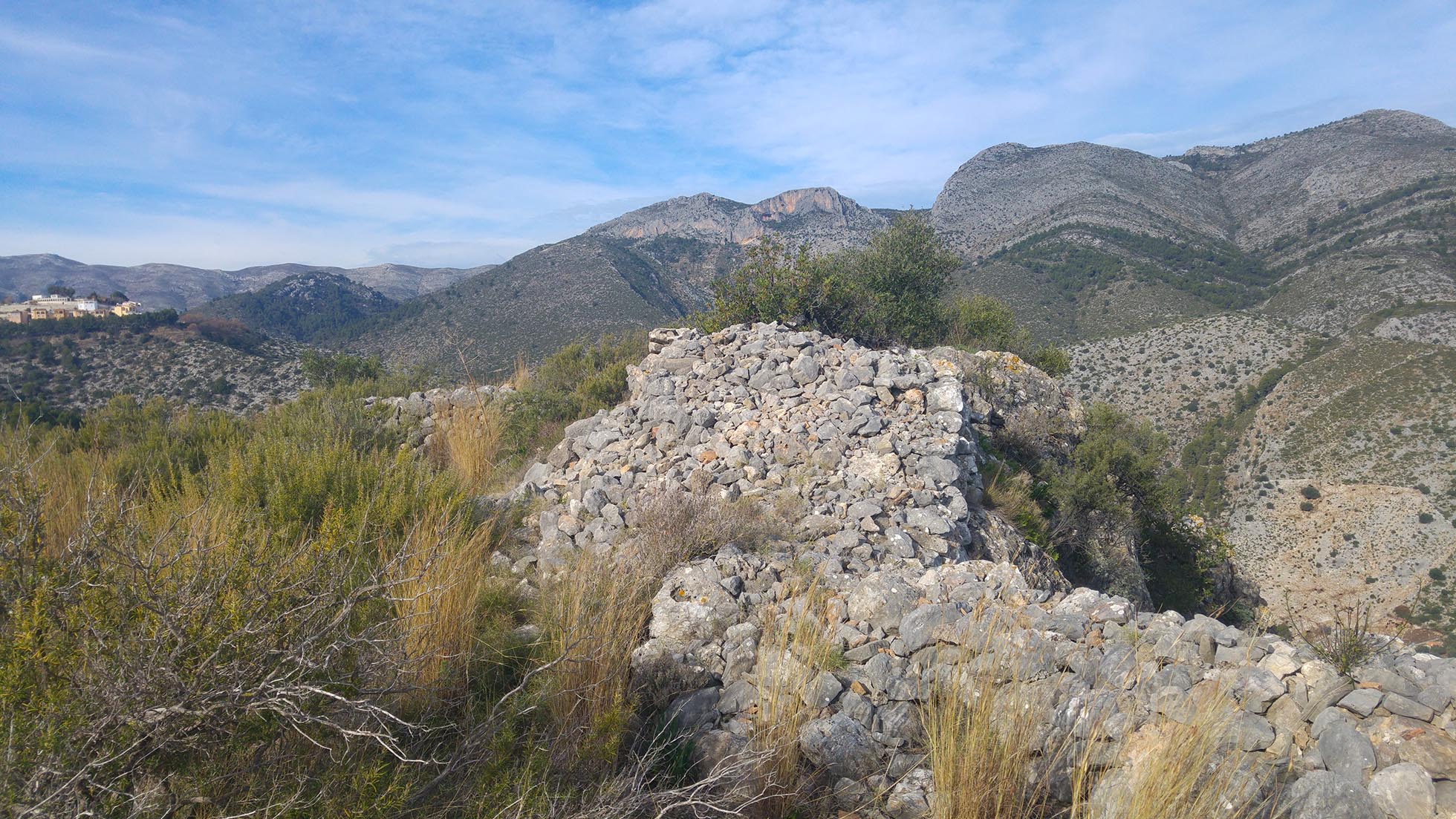 Castillo de los atzavares-restos construccion